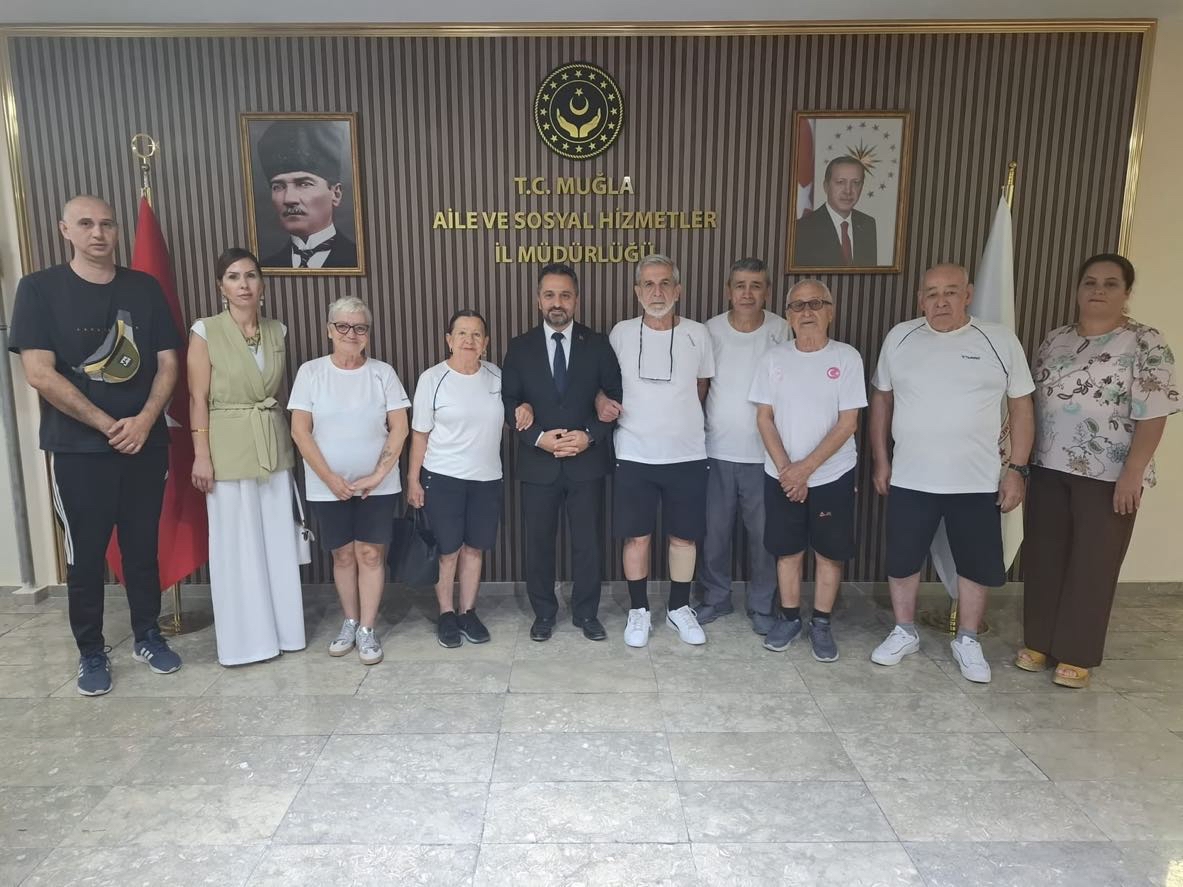 Abide Hasan Nuri ÖNCÜER Huzurevi Yaşlı Bakım ve Rehabilitasyon Merkezi Müdürlüğümüz bünyesinde faaliyet gösteren Bocce Takımı, İl Müdürümüz Mahmut SELÇUK’u makamında ziyaret etti.