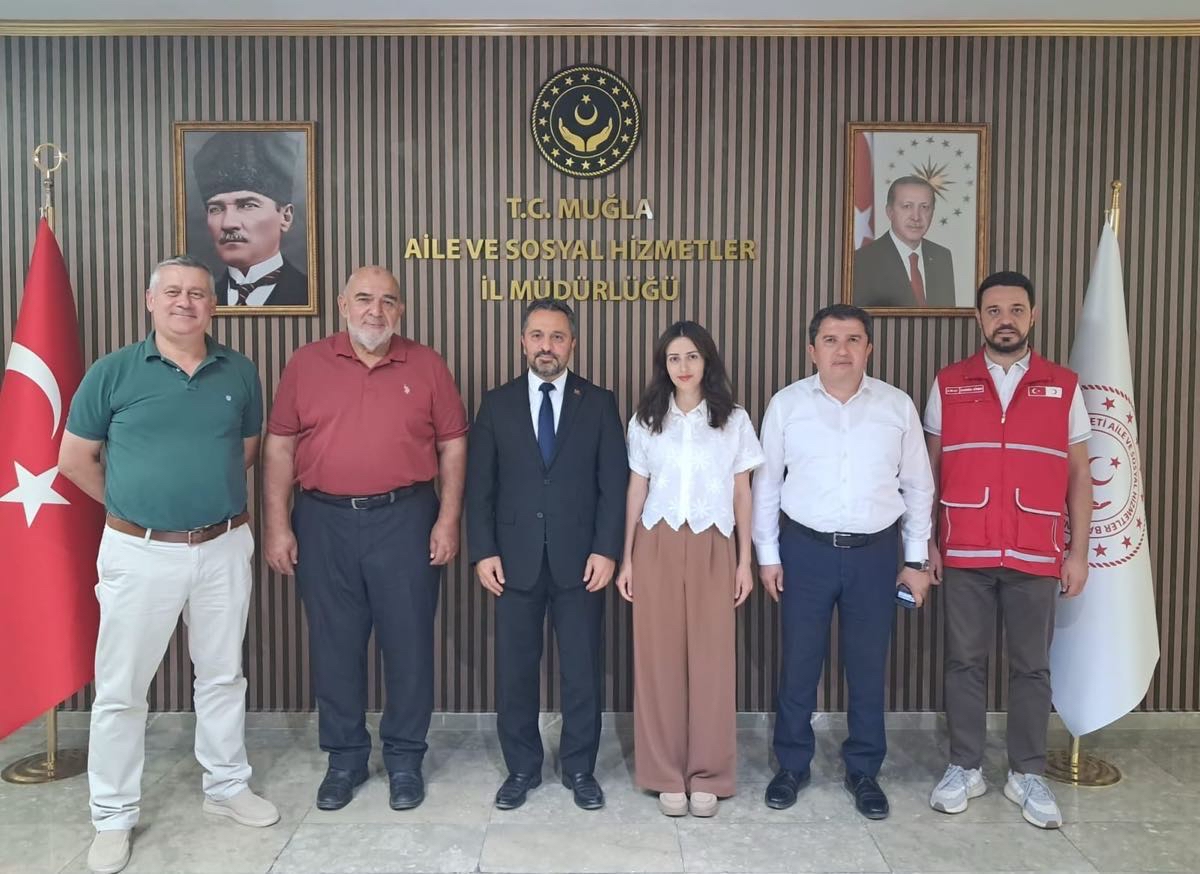 Türk Kızılay Muğla İl Merkezi Başkanı Şadi PİRCİ ve beraberindeki yönetim kurulu üyeleri, Muğla Aile ve Sosyal Hizmetler İl Müdürümüz Mahmut SELÇUK’u makamında ziyaret etti. 