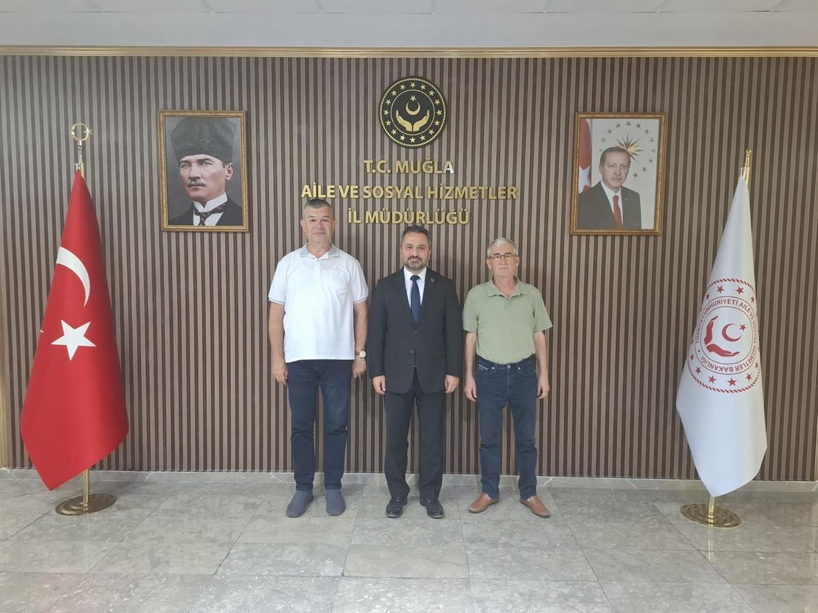 Gazi Albay Sezai KANLIYER ile Şehit Jandarma Er Muzaffer AKKUŞ’un babası Mehmet AKKUŞ, İl Müdürümüz Mahmut SELÇUK’u makamında ziyaret etti. 