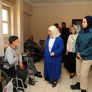 Başbakanımız Sayın Binali Yıldırım’ın eşi Sayın Semiha Yıldırım Hanımefendi’nin ev sahipliğinde 100. Yıl Atatürk Huzurevi ve Rehabilitasyon Merkezi Müdürlüğümüzde kalan kıymetli büyüklerimiz onuruna anlamlı bir program gerçekleştirildi. - fotoğraf 4