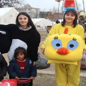 Elazığ’da meydana gelen deprem de evleri hasar gören aileler çadır kentte yaşarken oradaki çocukların yüzünü kostümler giyerek güldürüyorlar. - fotoğraf 1