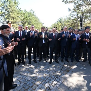 15 Temmuz Demokrasi ve Millî Birlik Günü Dolayısıyla Şehitlik Ziyaret Edildi - fotoğraf 5