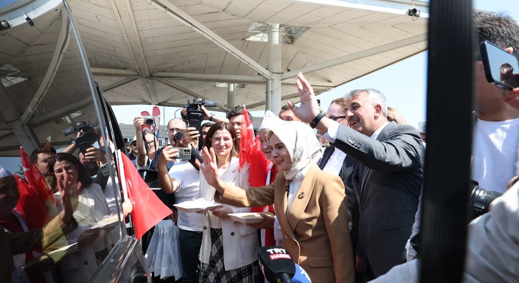 Aile ve Sosyal Hizmetler Bakanımız Göktaş Kapıkule'de gurbetçileri karşıladı