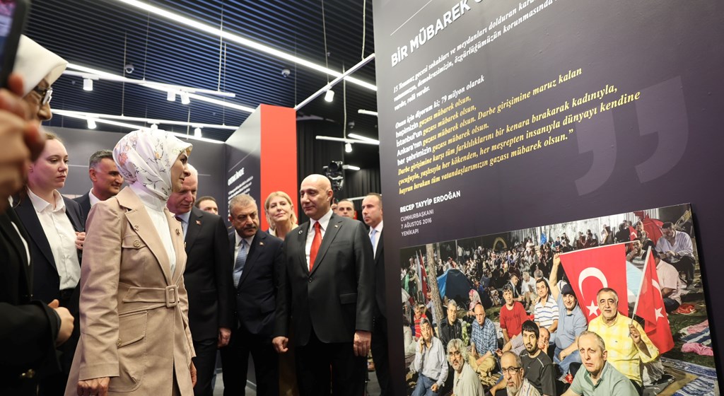 Bakanımız Göktaş, Vakıfbank'ın "İrade Bizim Zafer Bizim Sergisi"ne katıldı