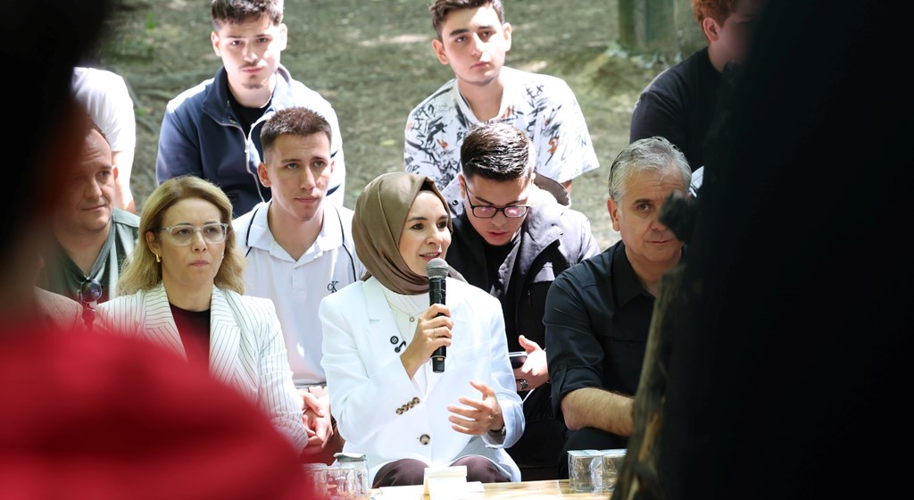 Bakanımız Göktaş Kocaeli'de düzenlenen "İnsan Hakları Eğitim Kampı"nı ziyaret etti