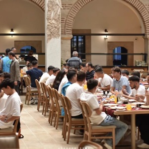 Valimiz Sayın Önder BAKAN, Aziz Şehitlerimizin ve Fedakâr Gazilerimizin Kıymetli Emanetleriyle Bir Araya Geldi - fotoğraf 10