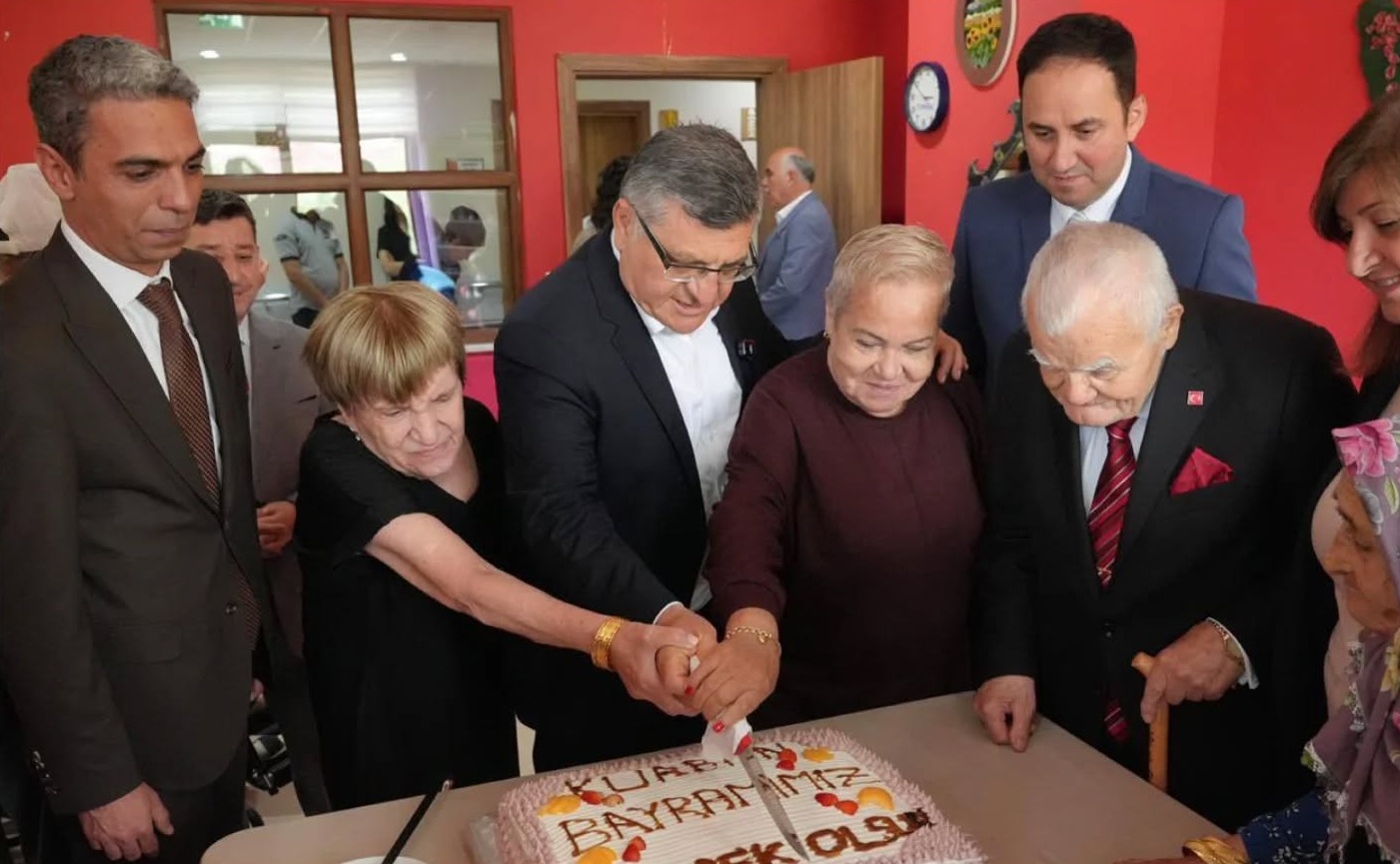 Vali Özarslan'dan Huzurevi Sakinlerine Bayram Ziyareti