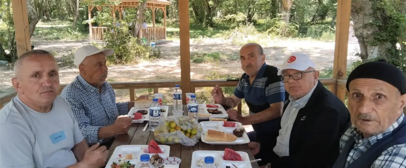 Huzurevi Sakinleri Abalı Mesire Alanı'nda Piknik Yaptı
