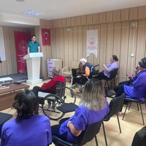 Fındıklı Huzurevi’nde Yaşlı Bakımına Yönelik Eğitim Programı Düzenlendi - fotoğraf 2