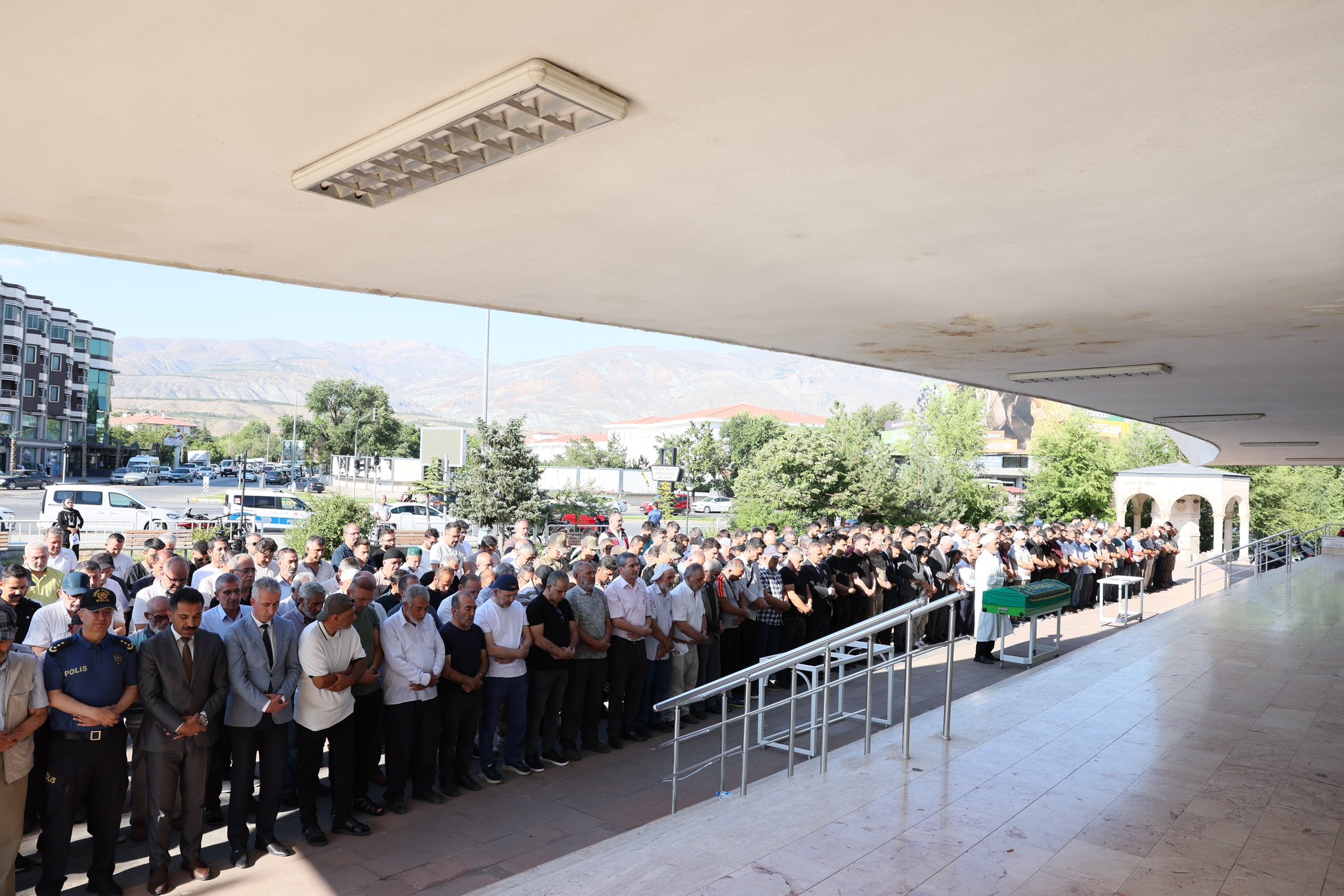 Vali Yardımcılarımız Sayın Mehmet Emre Canpolat ve Sayın Nurullah Kaya; aziz şehitlerimizden Şehit Polis Salih Zengin ve Erzincan Şehit Aileleri Derneği Başkanı Sn. Abdulkadir Zengin'in babaları Mehmet Zengin için Terzibaba Camii'nde düzenlenen cenaze merasimine katıldı.