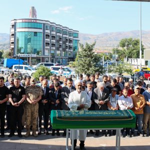 Vali Yardımcılarımız Sayın Mehmet Emre Canpolat ve Sayın Nurullah Kaya; aziz şehitlerimizden Şehit Polis Salih Zengin ve Erzincan Şehit Aileleri Derneği Başkanı Sn. Abdulkadir Zengin'in babaları Mehmet Zengin için Terzibaba Camii'nde düzenlenen cenaze merasimine katıldı. - fotoğraf 2