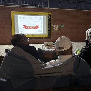 Sivas Huzurevi Yaşlı Bakım ve Rehabilitasyon Merkezi Müdürlüğü ile İhramcızade İsmail Hakkı Toprak Huzurevi Müdürlüğümüzde Hizmet Alan Kıymetli Büyüklerimiz Açık Hava Sinema Etkinliğinde Buluştu - fotoğraf 3
