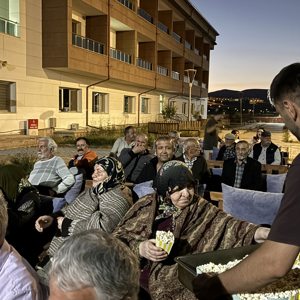 Sivas Huzurevi Yaşlı Bakım ve Rehabilitasyon Merkezi Müdürlüğü ile İhramcızade İsmail Hakkı Toprak Huzurevi Müdürlüğümüzde Hizmet Alan Kıymetli Büyüklerimiz Açık Hava Sinema Etkinliğinde Buluştu - fotoğraf 1