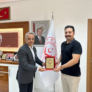 İl Müdürümüz Sayın Ömer Faruk ERGÜN, hukuk birimimizde görev yapan ve hakimlik sınavını kazanan Avukat Emre KUMOĞLU' nu kabul etti. - fotoğraf 1