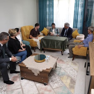 Aile ve Gençlik Fonu Evlenecek Gençlerin Desteklenmesi Projesi" Kapsamında Destek Alarak Evlenen Genç Aile Ziyaret Edildi. - fotoğraf 1
