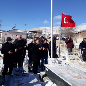 Şehit Mete OKUR, Şahadetinin Sene-i Devriyesinde Kabri Başında Dualarla Anıldı - fotoğraf 1