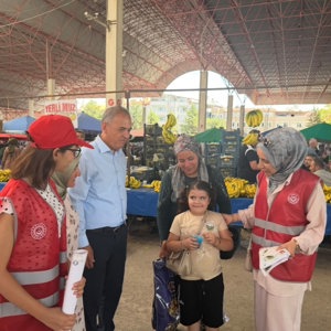İl Müdürlüğümüze bağlı Sosyal Hizmet Merkezi Müdürlüğümüz tarafından Burdur Salı Pazarı’nda vatandaşlarımızla bir araya gelinerek bilgilendirme faaliyeti gerçekleştirildi. - fotoğraf 1