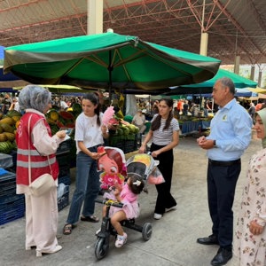 İl Müdürlüğümüze bağlı Sosyal Hizmet Merkezi Müdürlüğümüz tarafından Burdur Salı Pazarı’nda vatandaşlarımızla bir araya gelinerek bilgilendirme faaliyeti gerçekleştirildi. - fotoğraf 2