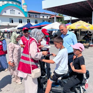 İl Müdürlüğümüze bağlı Sosyal Hizmet Merkezi Müdürlüğümüz tarafından Burdur Salı Pazarı’nda vatandaşlarımızla bir araya gelinerek bilgilendirme faaliyeti gerçekleştirildi. - fotoğraf 4
