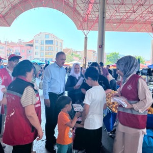 İl Müdürlüğümüze bağlı Sosyal Hizmet Merkezi Müdürlüğümüz tarafından Burdur Salı Pazarı’nda vatandaşlarımızla bir araya gelinerek bilgilendirme faaliyeti gerçekleştirildi. - fotoğraf 5