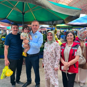 İl Müdürlüğümüze bağlı Sosyal Hizmet Merkezi Müdürlüğümüz tarafından Burdur Salı Pazarı’nda vatandaşlarımızla bir araya gelinerek bilgilendirme faaliyeti gerçekleştirildi. - fotoğraf 6