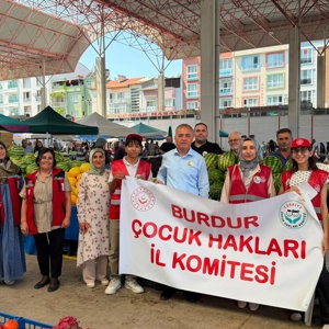 İl Müdürlüğümüze bağlı Sosyal Hizmet Merkezi Müdürlüğümüz tarafından Burdur Salı Pazarı’nda vatandaşlarımızla bir araya gelinerek bilgilendirme faaliyeti gerçekleştirildi. - fotoğraf 7