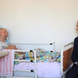 Kahraman Kıbrıs Gazimiz Sayın Sabit Özmen İl Müdürümüz Sayın Abdulhalim Ünalan tarafından evinde ziyaret edildi. - fotoğraf 1