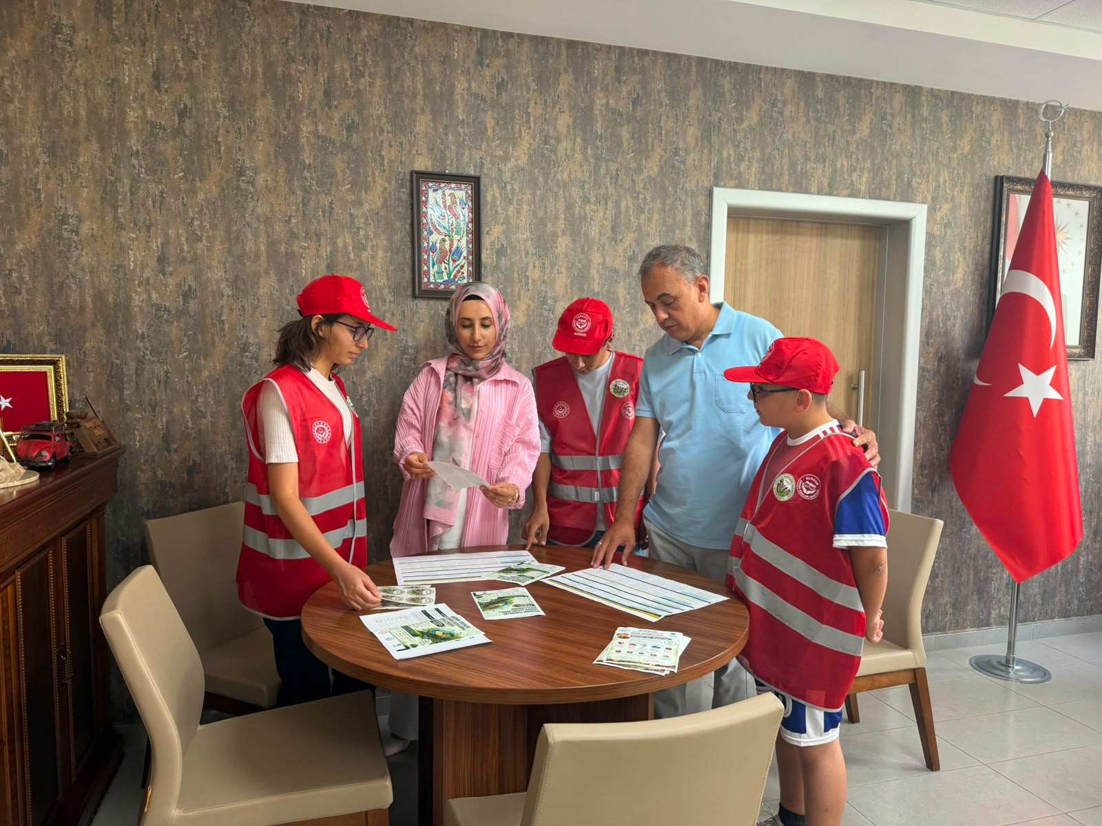 Çocuk Hakları ve Politikaları Birim Koordinatörü Zeynep YARAR ile Çocuk Hakları Komite Temsilcileri, İl Müdürümüz Mustafa ÇAKIR’ı makamında ziyaret etti.