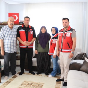 İL MÜDÜRÜMÜZ SAYIN SERDAR DEMİRCİ KAHRAMAN ŞEHİDİMİZ POLİS MEMURU CÜNEYİT BANKUR'UN KIYMETLİ AİLESİNİ ZİYARET ETTİ - fotoğraf 1
