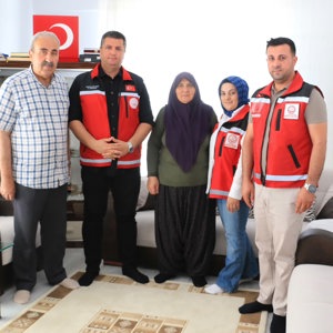 İL MÜDÜRÜMÜZ SAYIN SERDAR DEMİRCİ KAHRAMAN ŞEHİDİMİZ POLİS MEMURU CÜNEYİT BANKUR'UN KIYMETLİ AİLESİNİ ZİYARET ETTİ - fotoğraf 2