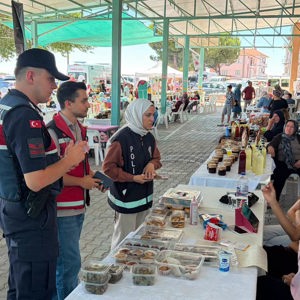Kadın Emeği Pazarı’nda KADES ve Kadına Yönelik Şiddetle Mücadele Konusunda Bilgilendirme Yapıldı - fotoğraf 3