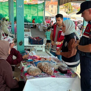 Kadın Emeği Pazarı’nda KADES ve Kadına Yönelik Şiddetle Mücadele Konusunda Bilgilendirme Yapıldı - fotoğraf 4