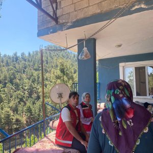 Türkoğlu’nda Yangından Etkilenen Ailelere Yönelik Hane Ziyaretleri Sürüyor - fotoğraf 1