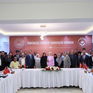 Bakanımız Göktaş, Van'da "Terörsüz Türkiye Kardeşlik Sofrası"nda konuştu: - fotoğraf 39