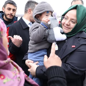 Bakan Selçuk, Elazığ'da Depremden Etkilenen Vatandaşları Ziyaret Etti - fotoğraf 1