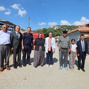 Sayın Valimiz Tülay BAYDAR BİLGİHAN , aile ziyaretleri kapsamında;   Kahraman Gazimiz Musa Demirel ve eşi Güldöndü Demirel’i ziyaret etti. - fotoğraf 1