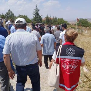 Kahraman Şehidimiz Kenan ARI’nın annesi Fati ARI’nın cenaze törenine katılarak kıymetli ailesine taziyede bulunuldu. - fotoğraf 1