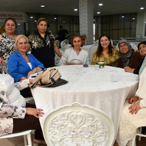 İl Müdürümüz Sayın Çiğdem AÇIKYILDIZ KAZEL, Umuda Yolculuk Derneği tarafından düzenlenen aşure programına katılım sağladı. - fotoğraf 2