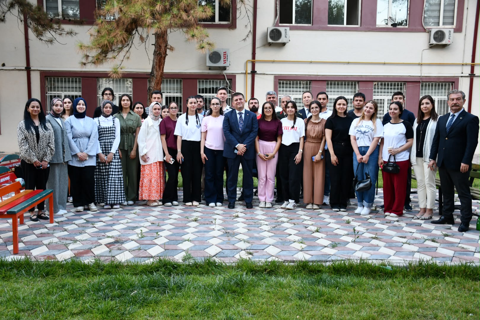 Kırıkkale Halk Eğitimi Merkezi ziyaret edilerek gençlerle bir araya gelindi.