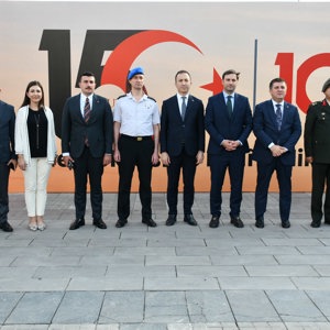 Cumhuriyet ve Demokrasi Meydanı’nda kurulan 15 Temmuz Demokrasi ve Millî Birlik Günü Dijital Gösterim Merkezi ziyaret edildi.  - fotoğraf 1