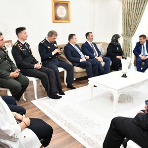 Valimiz Sayın H. Engin SARIİBRAHİM, il protokolü ve İl Müdürümüz Sayın Çiğdem AÇIKYILDIZ KAZEL, 15 Temmuz Şehidimiz Hakan YORULMAZ’ın kıymetli ailesini ziyaret etti. - fotoğraf 1