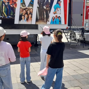 Çocuk Evlerimizde koruma ve bakım altında bulunan çocuklarımız, Cumhuriyet ve Demokrasi Meydanı’nda vatandaşlarımızla buluşan TRT Sinema Tırı’nı ziyaret etti. - fotoğraf 3