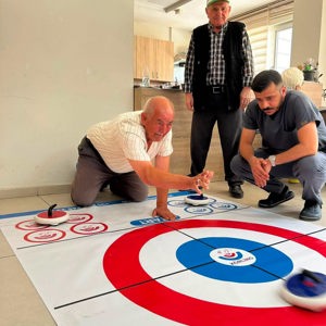 Salihli Huzurevi’nde Floor Curling Etkinliği Düzenlendi - fotoğraf 2
