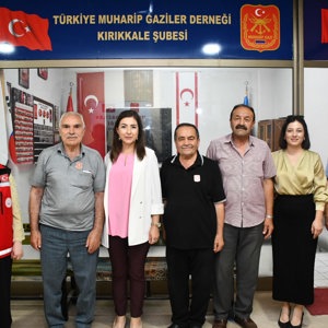 İl Müdürümüz Sayın Çiğdem AÇIKYILDIZ KAZEL, Kıbrıs Barış Harekâtı’nın 52. yıl dönümü dolayısıyla Türkiye Muharip Gaziler Derneği Kırıkkale Şubesini ziyaret etti. - fotoğraf 1