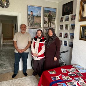 Kahraman şehidimizin kıymetli ailesi ve kahraman gazimiz ziyaret edildi. - fotoğraf 1