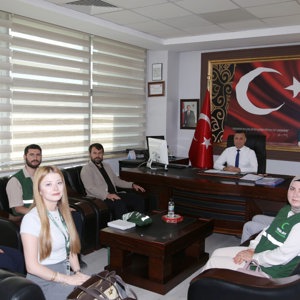 Kırşehir Yeşilay Şube Başkanı Bayram Koyuncu ve beraberindeki heyet, İl Müdürümüz Sayın Abdurrahman Bilgiç’i makamında ziyaret ederek hayırlı olsun dileklerini iletti. - fotoğraf 1