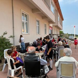 Nesiller Arasında Sevgi Köprüsü: Gençlerimiz Huzurevi Sakinlerimizle Buluştu - fotoğraf 1