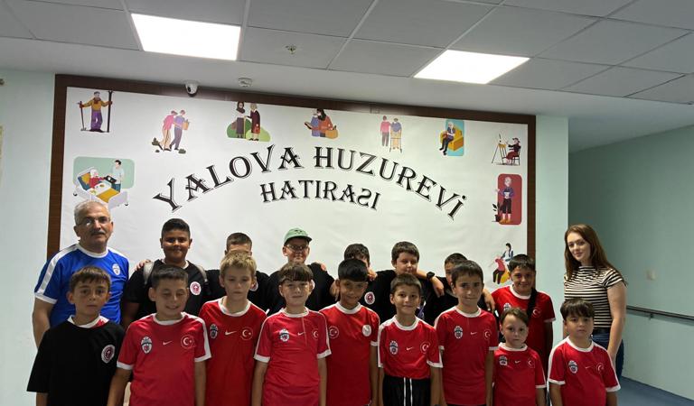 Nesiller Arasında Sevgi Köprüsü: Gençlerimiz Huzurevi Sakinlerimizle Buluştu