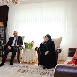 Kahraman Şehidimiz Tamer Meriç’in bizlere emaneti olan kıymetli annesini ziyaret ederek ellerinden öptük. - fotoğraf 1