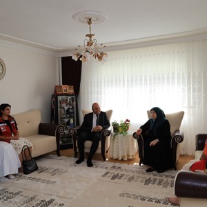Kahraman Şehidimiz Tamer Meriç’in bizlere emaneti olan kıymetli annesini ziyaret ederek ellerinden öptük. - fotoğraf 2